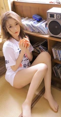 白皙肌肤线条感长发少女清爽卡通logo图案白T恤短裤室内图集