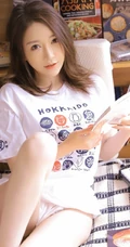 白皙肌肤线条感长发少女清爽卡通logo图案白T恤短裤室内图集