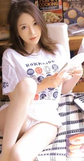 白皙肌肤线条感长发少女清爽卡通logo图案白T恤短裤室内图集