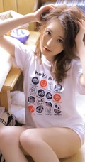 白皙肌肤线条感长发少女清爽卡通logo图案白T恤短裤室内图集