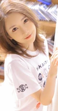 白皙肌肤线条感长发少女清爽卡通logo图案白T恤短裤室内图集