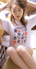 白皙肌肤线条感长发少女清爽卡通logo图案白T恤短裤室内图集