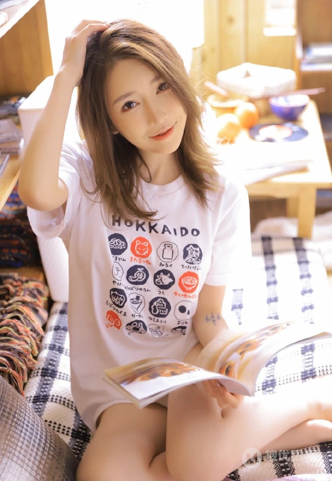 白皙肌肤线条感长发少女清爽卡通logo图案白T恤短裤室内图集