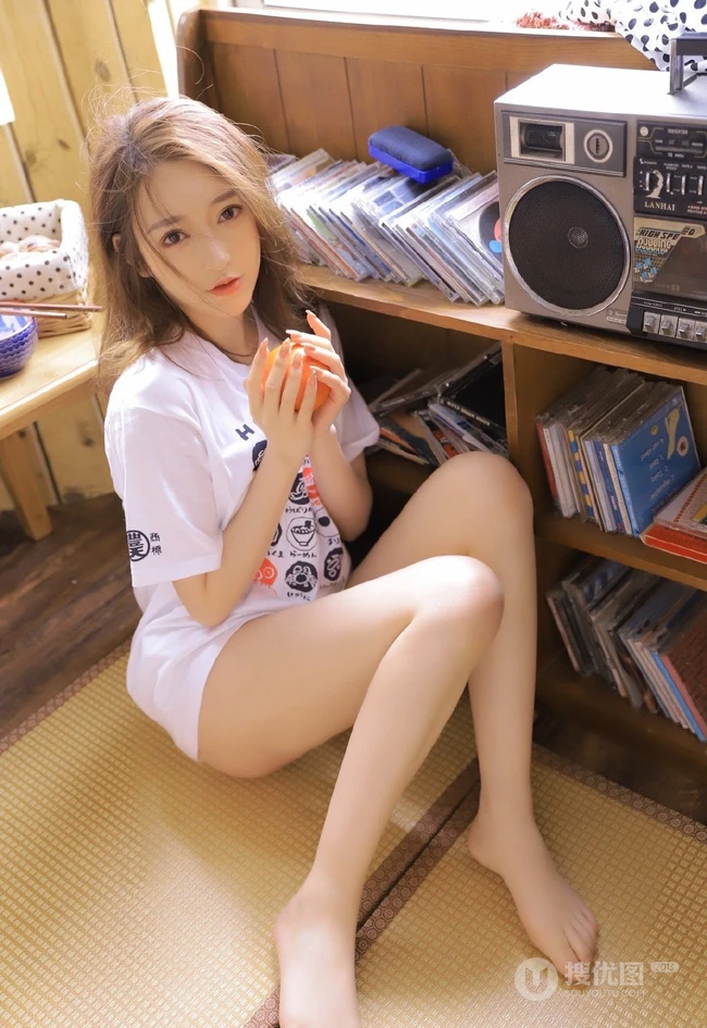 白皙肌肤线条感长发少女清爽卡通logo图案白T恤短裤室内图集