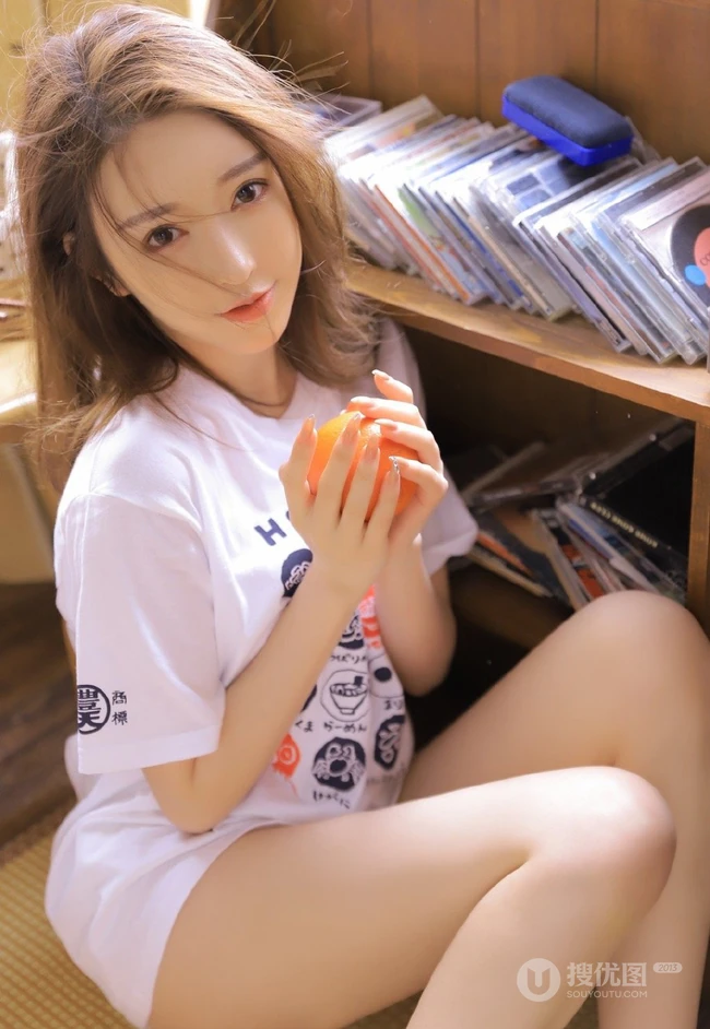 白皙肌肤线条感长发少女清爽卡通logo图案白T恤短裤室内图集