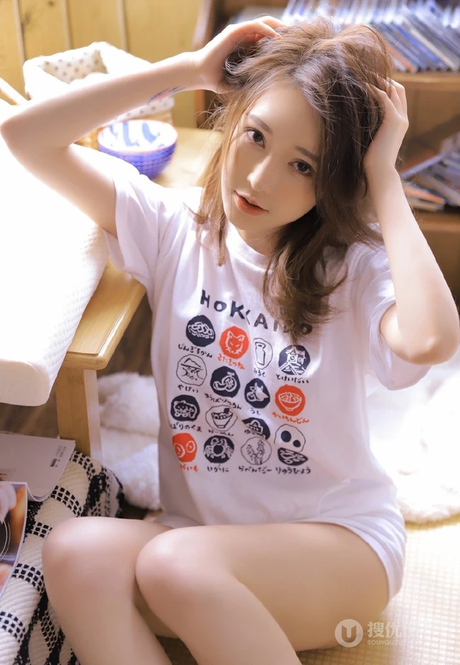 白皙肌肤线条感长发少女清爽卡通logo图案白T恤短裤室内图集