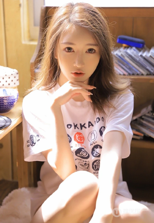 白皙肌肤线条感长发少女清爽卡通logo图案白T恤短裤室内图集