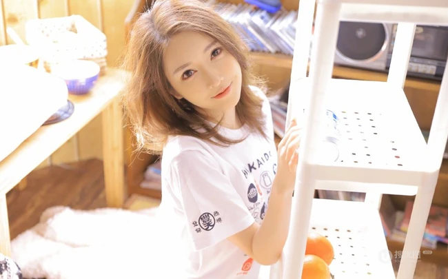 白皙肌肤线条感长发少女清爽卡通logo图案白T恤短裤室内图集