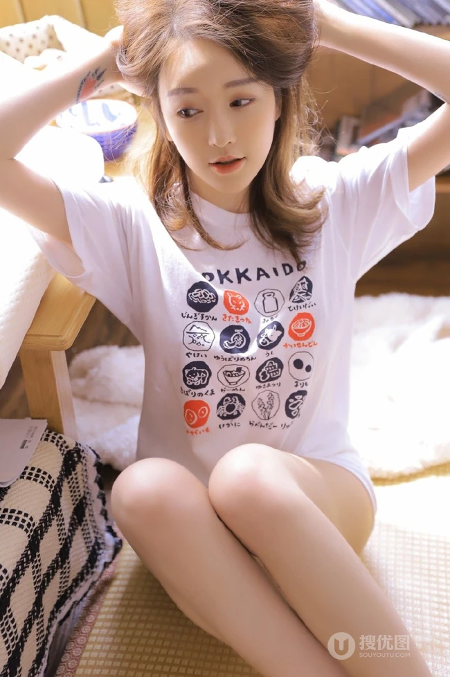 白皙肌肤线条感长发少女清爽卡通logo图案白T恤短裤室内图集