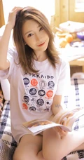 白皙肌肤线条感长发少女清爽卡通logo图案白T恤短裤室内图集