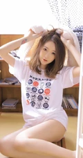 白皙肌肤线条感长发少女清爽卡通logo图案白T恤短裤室内图集