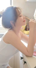 娇小型丸子头可爱少女，着三只小猫图案肩带背心短裤厨房写真图片