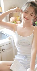 娇小型丸子头可爱少女，着三只小猫图案肩带背心短裤厨房写真图片