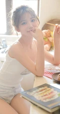娇小型丸子头可爱少女，着三只小猫图案肩带背心短裤厨房写真图片