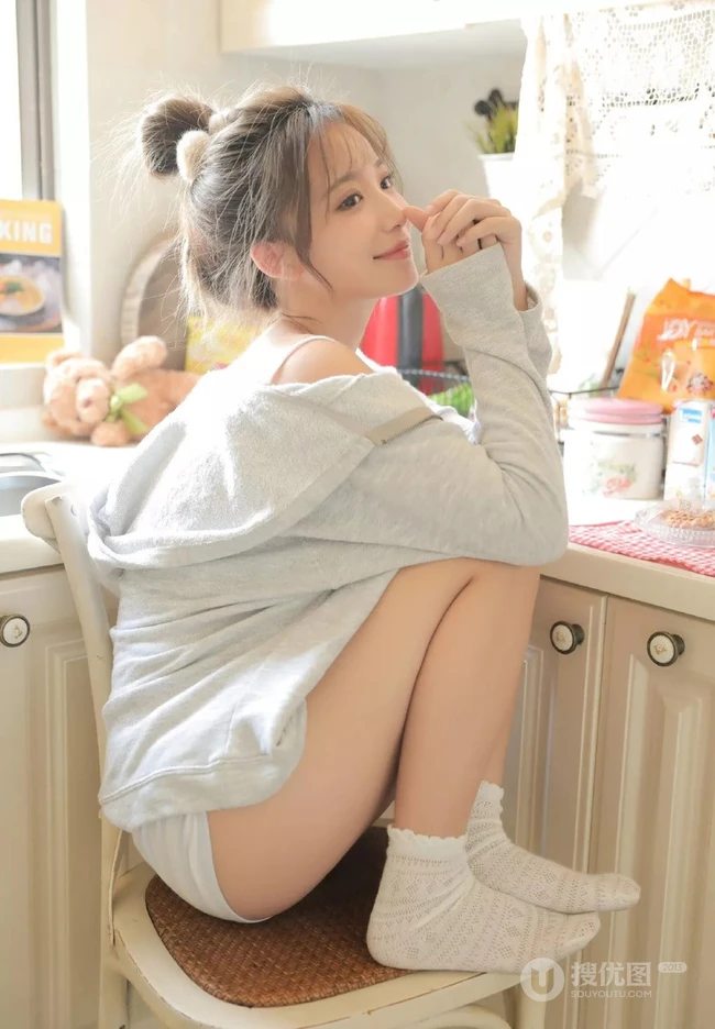 娇小型丸子头可爱少女，着三只小猫图案肩带背心短裤厨房写真图片