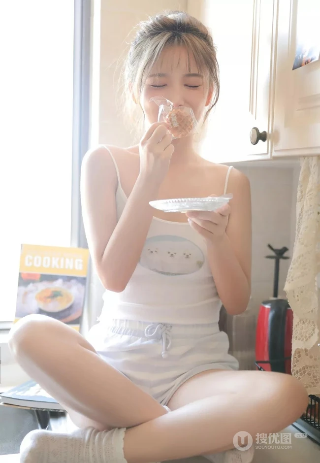 娇小型丸子头可爱少女，着三只小猫图案肩带背心短裤厨房写真图片