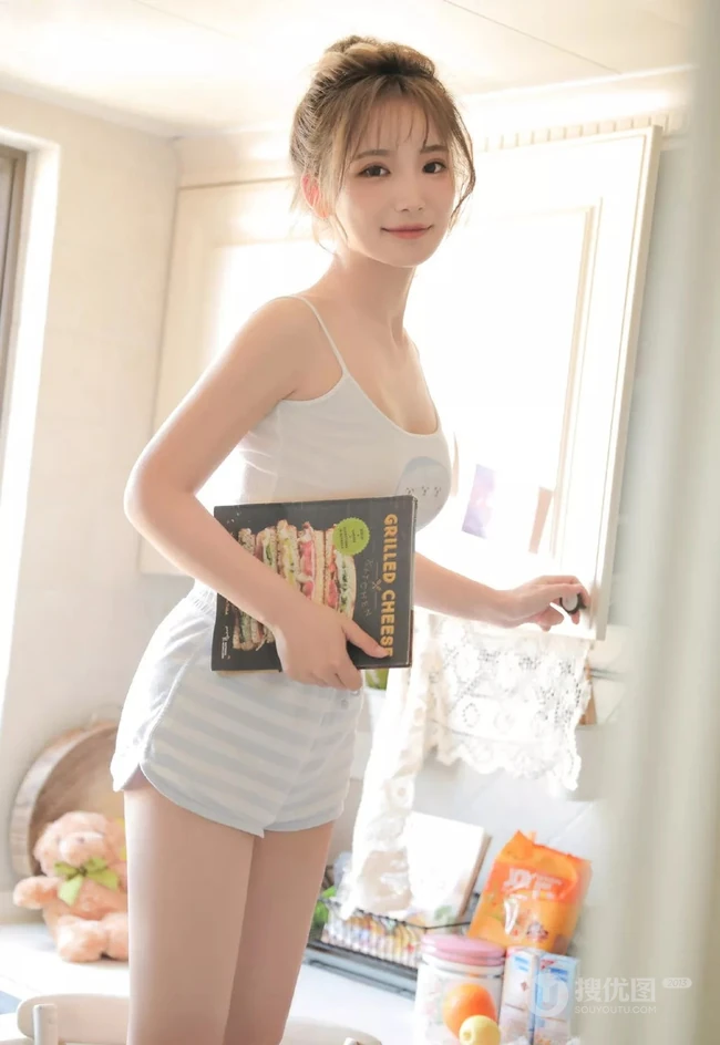 娇小型丸子头可爱少女，着三只小猫图案肩带背心短裤厨房写真图片