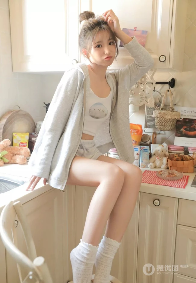 娇小型丸子头可爱少女，着三只小猫图案肩带背心短裤厨房写真图片