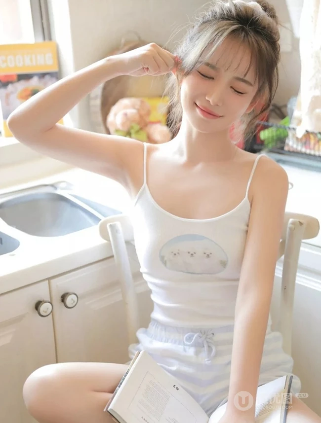 娇小型丸子头可爱少女，着三只小猫图案肩带背心短裤厨房写真图片
