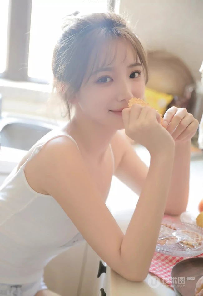 娇小型丸子头可爱少女，着三只小猫图案肩带背心短裤厨房写真图片