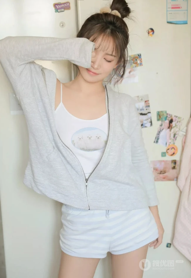娇小型丸子头可爱少女，着三只小猫图案肩带背心短裤厨房写真图片