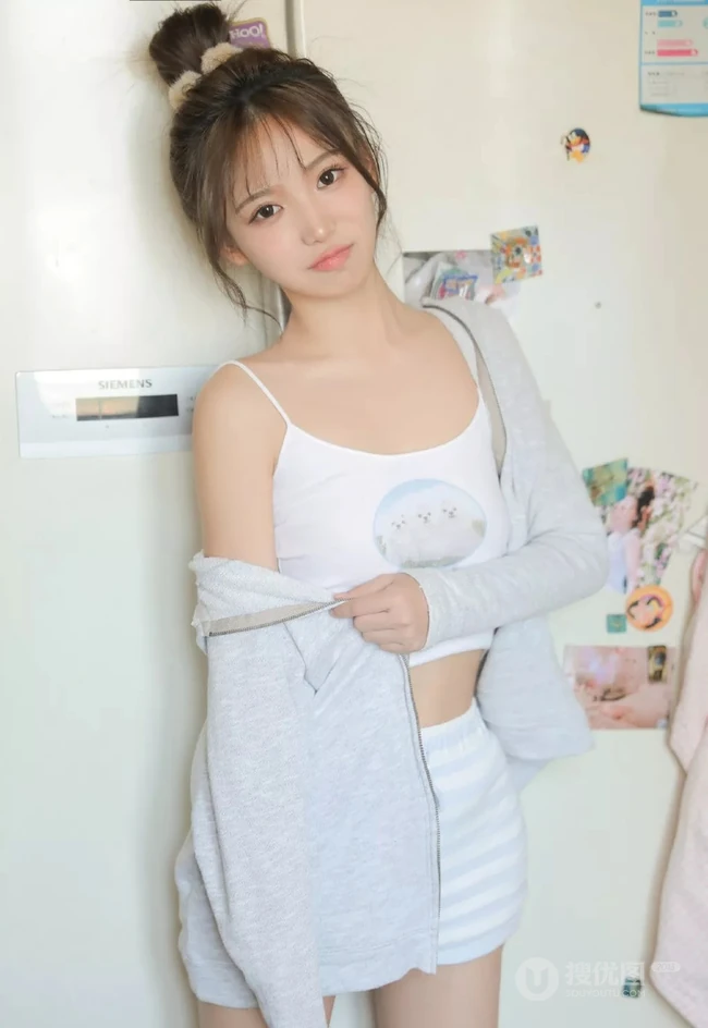 娇小型丸子头可爱少女，着三只小猫图案肩带背心短裤厨房写真图片