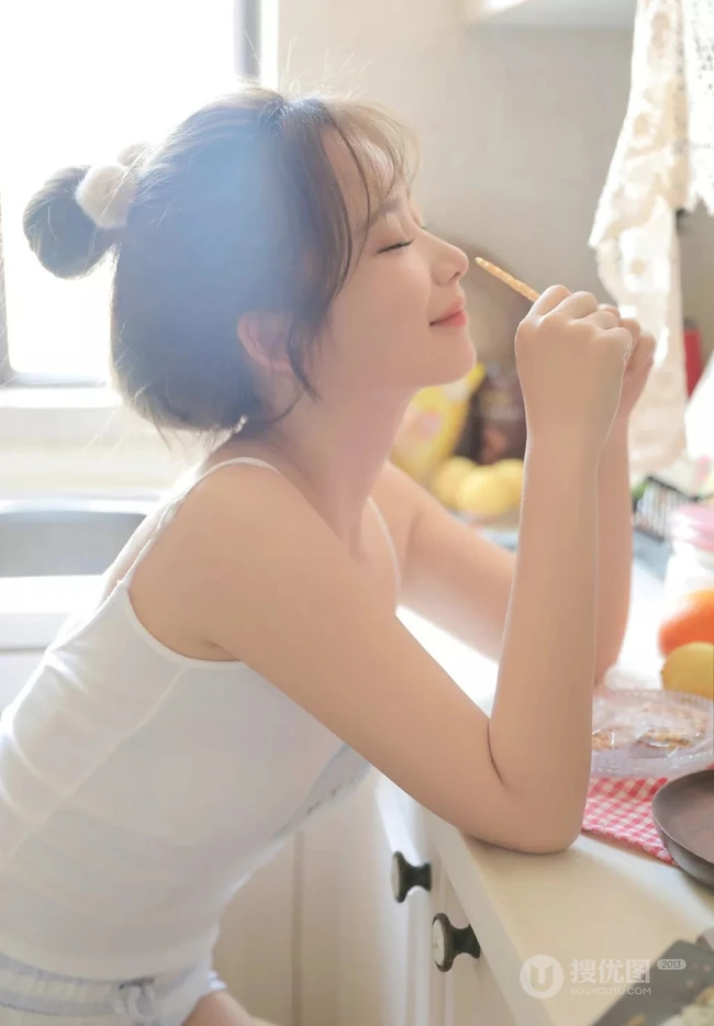 娇小型丸子头可爱少女，着三只小猫图案肩带背心短裤厨房写真图片