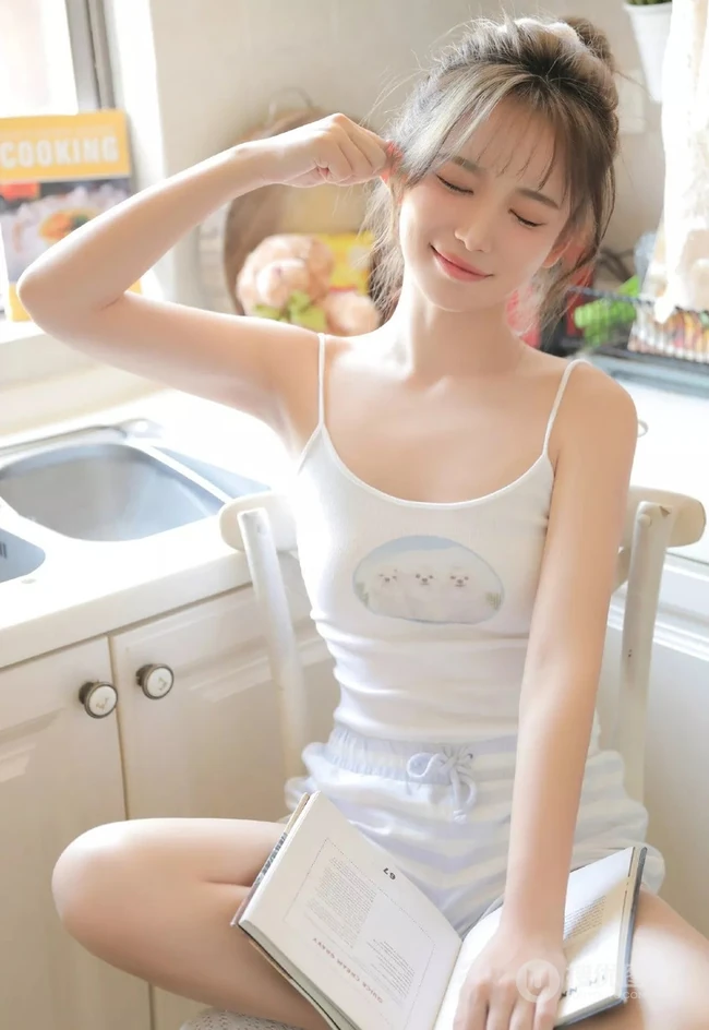 娇小型丸子头可爱少女，着三只小猫图案肩带背心短裤厨房写真图片