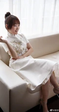 杨钰莹白衣旗袍魅力典雅写真图片，48岁冻龄气质女生再现甜美靓影