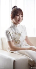 杨钰莹白衣旗袍魅力典雅写真图片，48岁冻龄气质女生再现甜美靓影