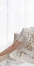杨钰莹白衣旗袍魅力典雅写真图片，48岁冻龄气质女生再现甜美靓影