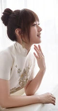 杨钰莹白衣旗袍魅力典雅写真图片，48岁冻龄气质女生再现甜美靓影