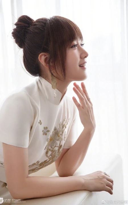 杨钰莹白衣旗袍魅力典雅写真图片，48岁冻龄气质女生再现甜美靓影