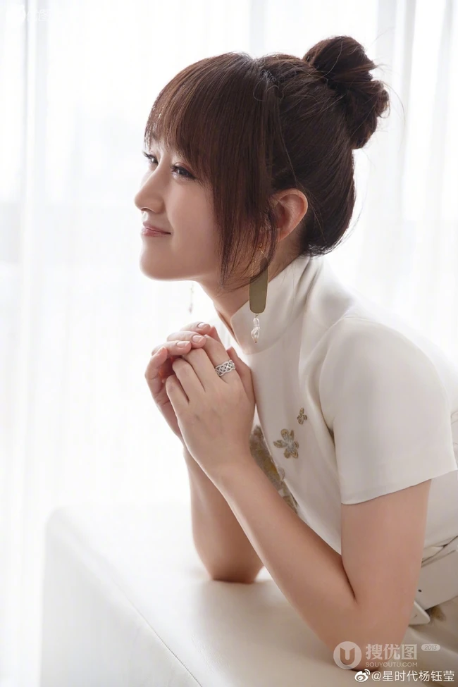 杨钰莹白衣旗袍魅力典雅写真图片，48岁冻龄气质女生再现甜美靓影