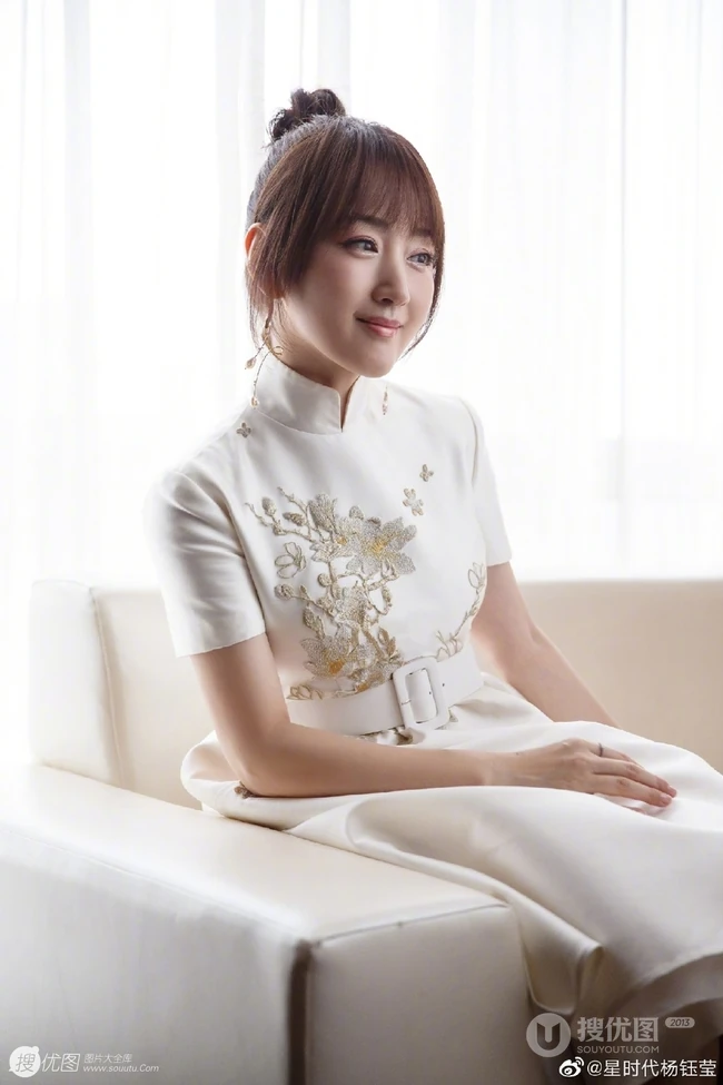 杨钰莹白衣旗袍魅力典雅写真图片，48岁冻龄气质女生再现甜美靓影