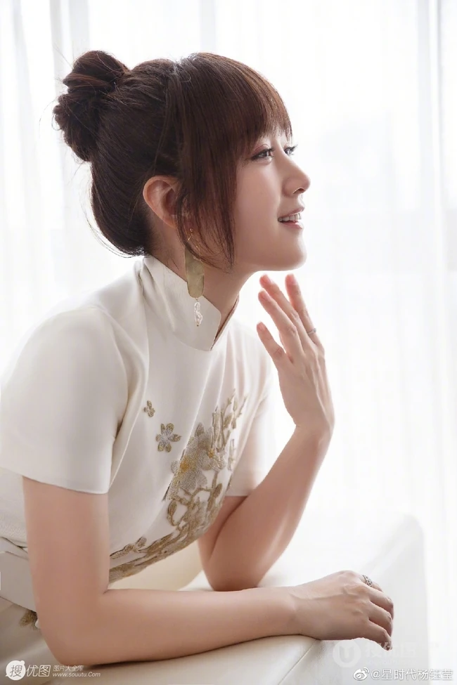 杨钰莹白衣旗袍魅力典雅写真图片，48岁冻龄气质女生再现甜美靓影