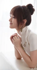 杨钰莹白衣旗袍魅力典雅写真图片，48岁冻龄气质女生再现甜美靓影
