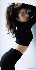 石原里美紧身短款装黑衣长裤杂志封面写真图片