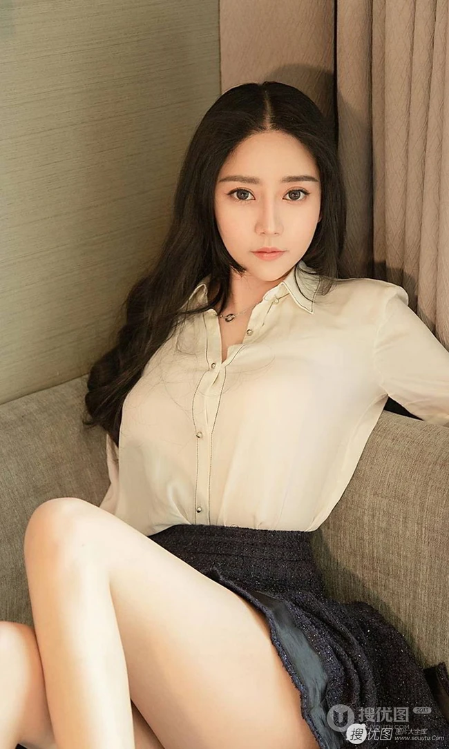 长发气质时尚气质女生小戴白衫短裙居家沙发写真图片集