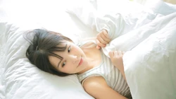 清新大眼齐肩短发女孩着斑马纹背心慵懒床上私房写真桌面壁纸