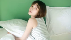 清新大眼齐肩短发女孩着斑马纹背心慵懒床上私房写真桌面壁纸