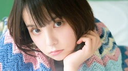 清新大眼齐肩短发女孩着斑马纹背心慵懒床上私房写真桌面壁纸