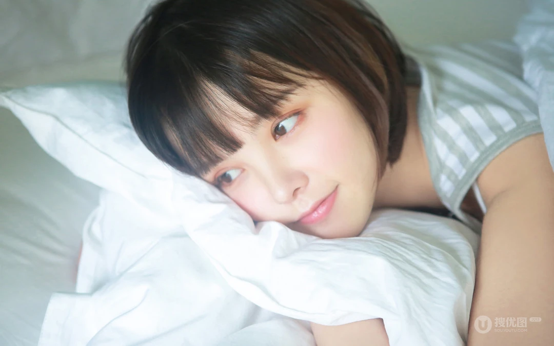清新大眼齐肩短发女孩着斑马纹背心慵懒床上私房写真桌面壁纸
