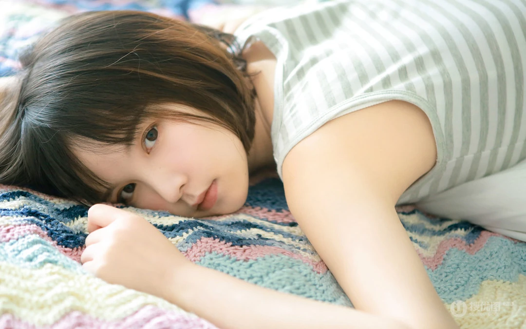 清新大眼齐肩短发女孩着斑马纹背心慵懒床上私房写真桌面壁纸