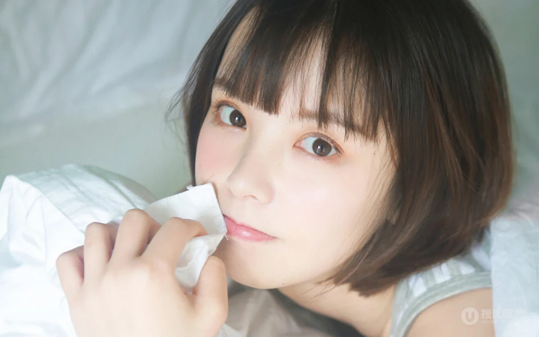 清新大眼齐肩短发女孩着斑马纹背心慵懒床上私房写真桌面壁纸