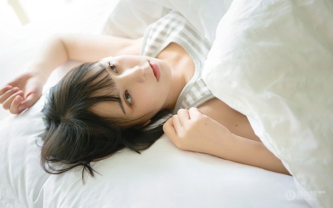 清新大眼齐肩短发女孩着斑马纹背心慵懒床上私房写真桌面壁纸