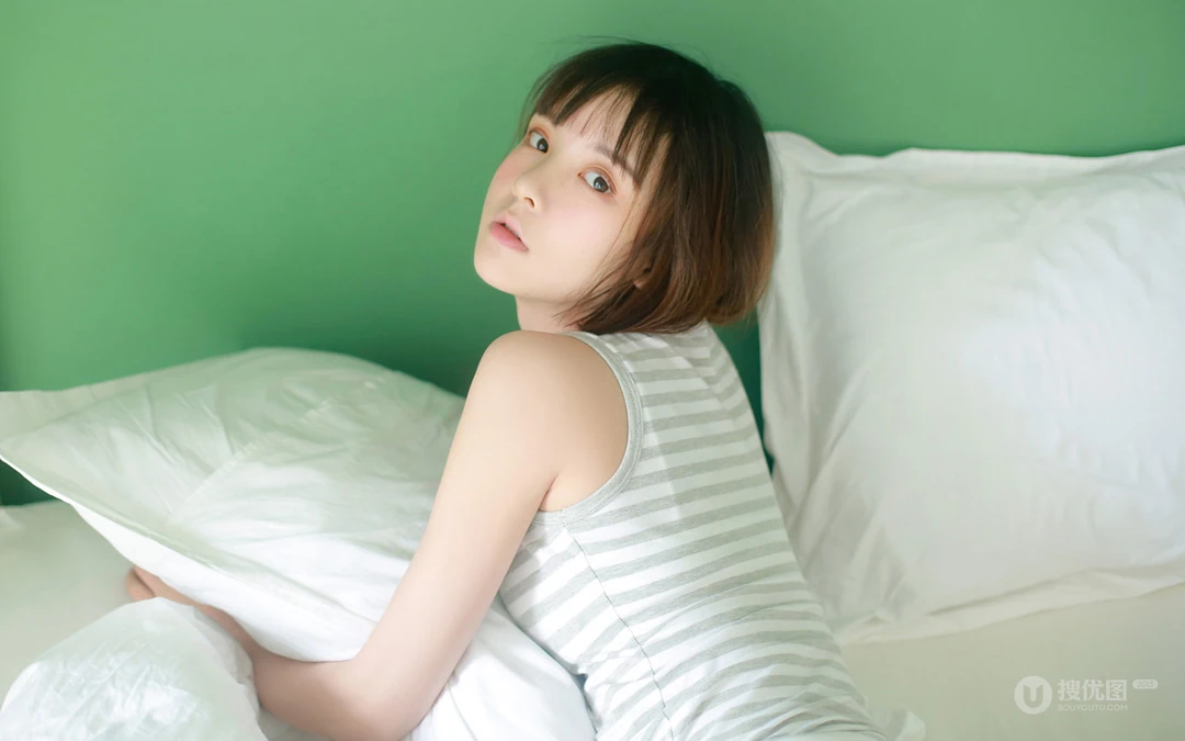 清新大眼齐肩短发女孩着斑马纹背心慵懒床上私房写真桌面壁纸