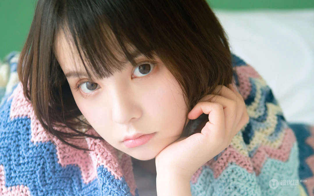 清新大眼齐肩短发女孩着斑马纹背心慵懒床上私房写真桌面壁纸