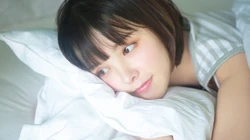 清新大眼齐肩短发女孩着斑马纹背心慵懒床上私房写真桌面壁纸