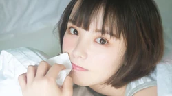 清新大眼齐肩短发女孩着斑马纹背心慵懒床上私房写真桌面壁纸